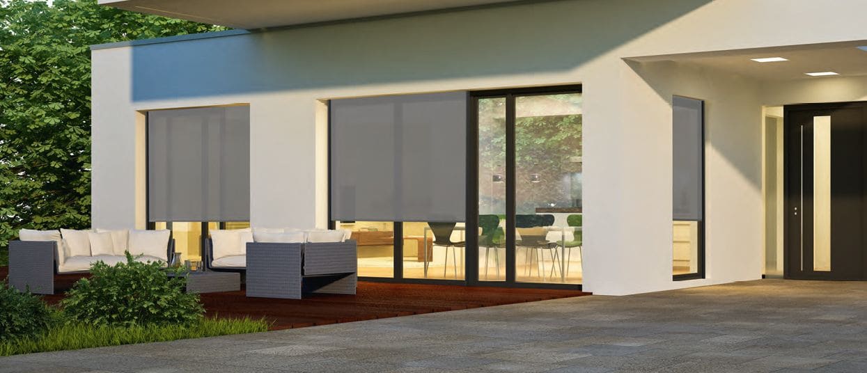 Terrasse mit ausgefahrenen textilen Beschattungen