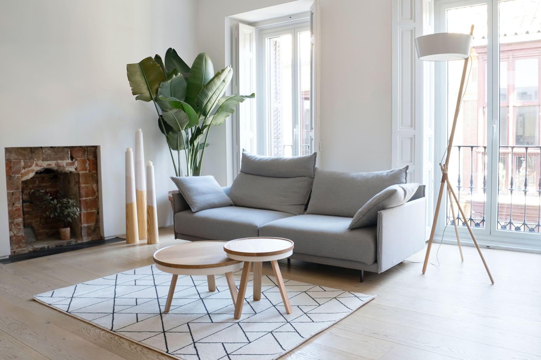 Modern eingerichteter Wohnraum mit hochwertigen Materialien